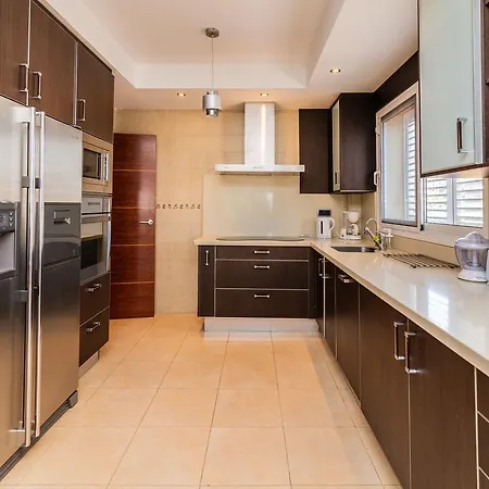 Ample At Coast Villa *